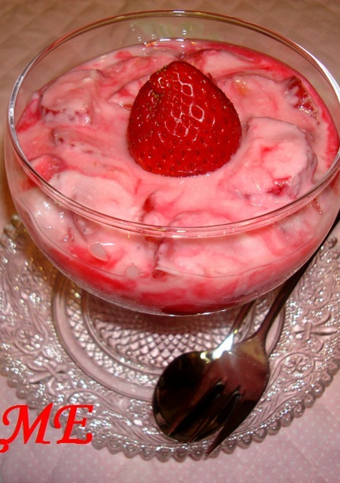 Una foto de Fresones con yogurt y granadina