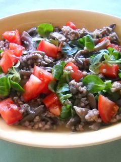 Una foto de Ensalada de canónigos con alforfón o trigo sarraceno