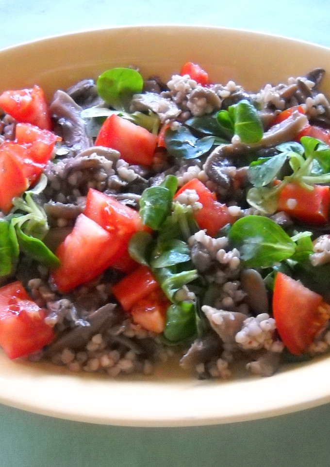 Una foto de Ensalada de canónigos con alforfón o trigo sarraceno