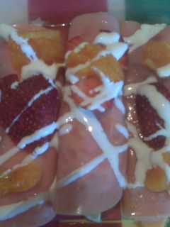 Una foto de Rollitos de jamón con manzana, papaya y jarabe de mandarina