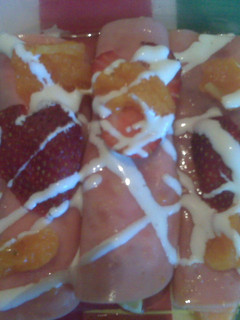 Una foto de Rollitos de jamón con manzana, papaya y jarabe de mandarina