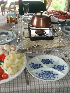 Una foto de Fondue de carnes variadas para el cumple de María