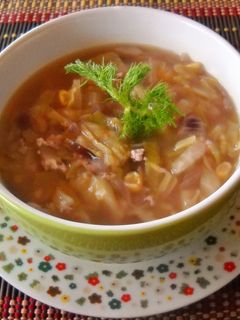 Una foto de Sopa de repollo con manzana y yogur