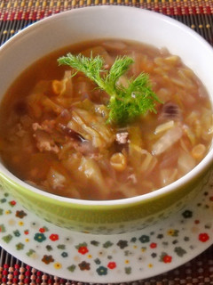 Una foto de Sopa de repollo con manzana y yogur