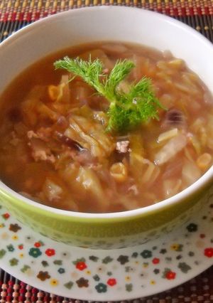 Una foto de Sopa de repollo con manzana y yogur