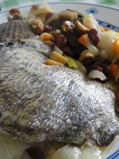 Una foto de Sargo en papillote con grelos