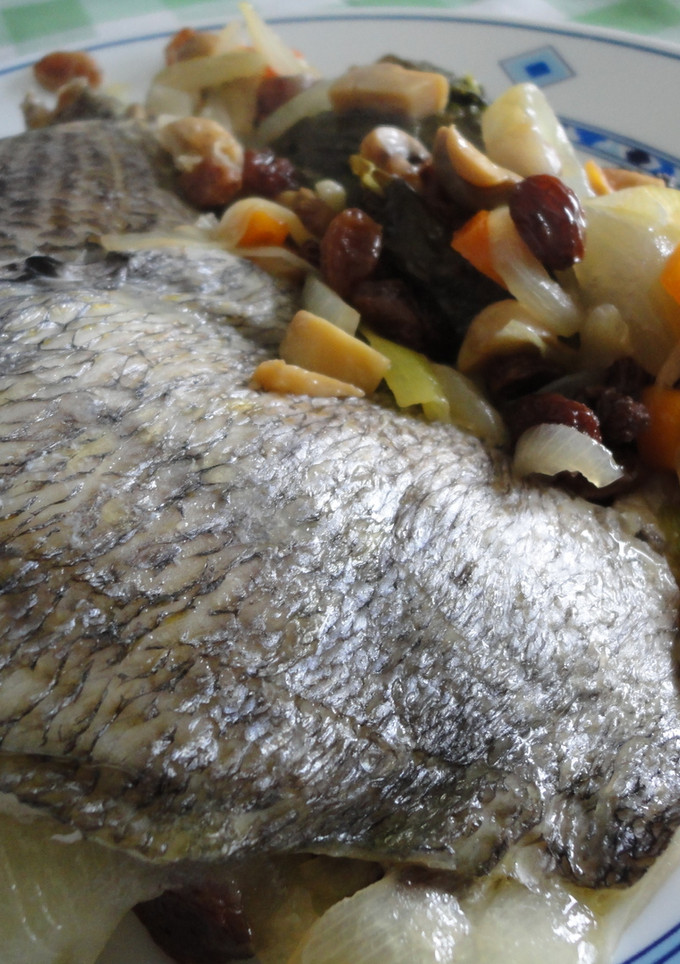 Una foto de Sargo en papillote con grelos