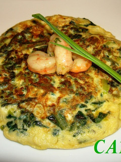 Una foto de Tortilla de acelgas y gambas