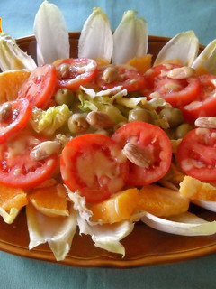 Una foto de Ensalada de endivias y naranja con salsa de mostaza