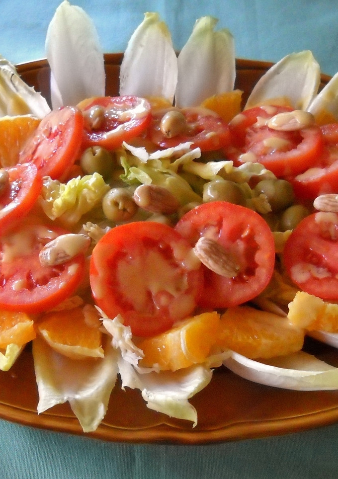 Una foto de Ensalada de endivias y naranja con salsa de mostaza