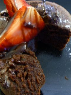 Una foto de Fondant caliente de chocolate y almendra