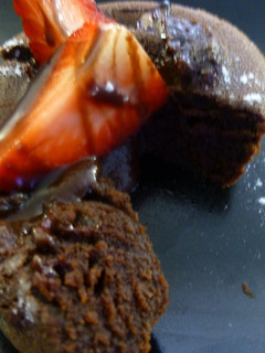 Una foto de Fondant caliente de chocolate y almendra