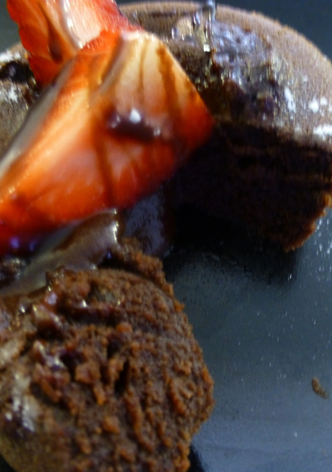 Una foto de Fondant caliente de chocolate y almendra