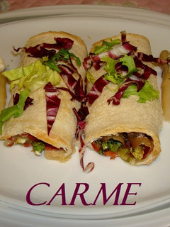Una foto de Rollitos de pan con jamón ibérico, queso y lechuga