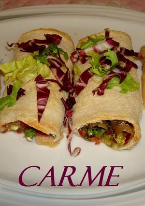 Una foto de Rollitos de pan con jamón ibérico, queso y lechuga