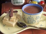 Una foto de chocolate caliente con leche