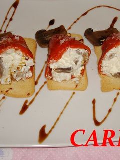 Una foto de Pimientos del piquillo rellenos de queso azul con arroz y champiñones