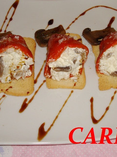 Una foto de Pimientos del piquillo rellenos de queso azul con arroz y champiñones