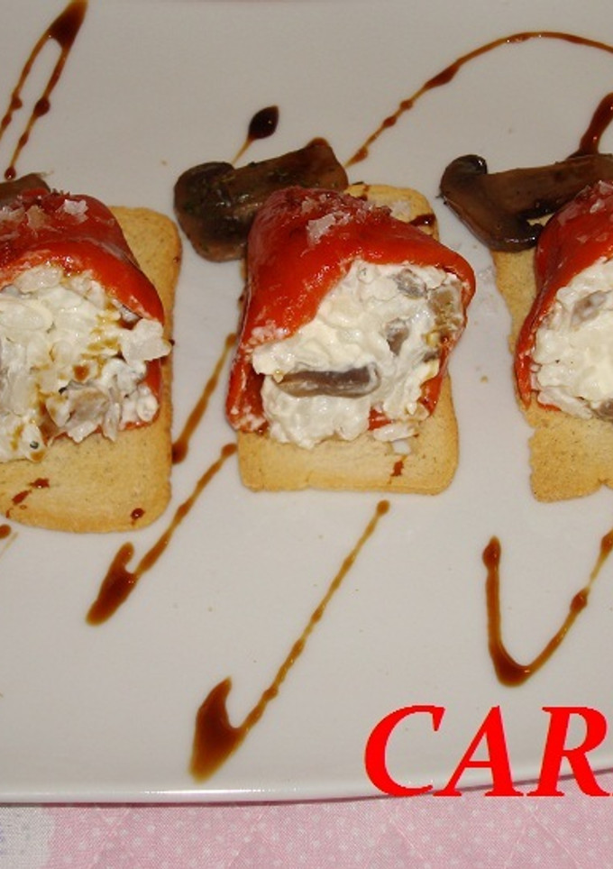 Una foto de Pimientos del piquillo rellenos de queso azul con arroz y champiñones