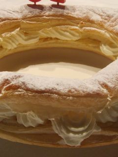 Una foto de Tortel de hojaldre con relleno de nata