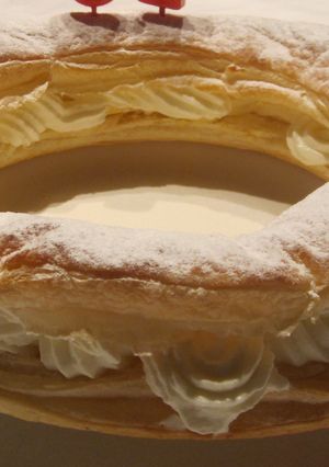 Una foto de Tortel de hojaldre con relleno de nata