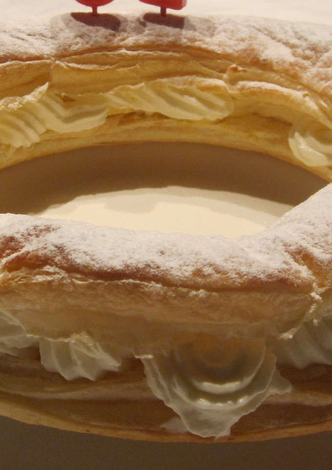 Una foto de Tortel de hojaldre con relleno de nata