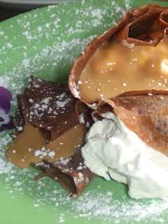 Una foto de Panqueques de chocolate relleno de dulce de leche y crema