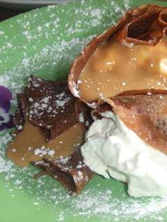 Una foto de Panqueques de chocolate relleno de dulce de leche y crema