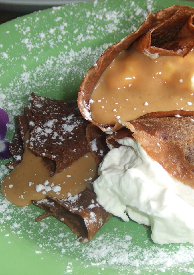 Una foto de Panqueques de chocolate relleno de dulce de leche y crema