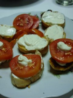 Una foto de Dip para comer con tostadas calentitas