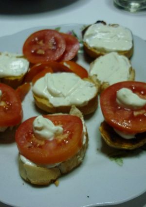 Una foto de Dip para comer con tostadas calentitas