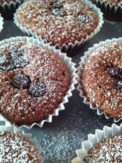 Una foto de Madalenas de chocolate con pepitas de chocolate