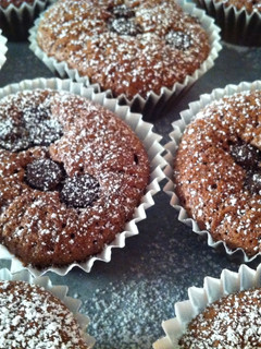 Una foto de Madalenas de chocolate con pepitas de chocolate