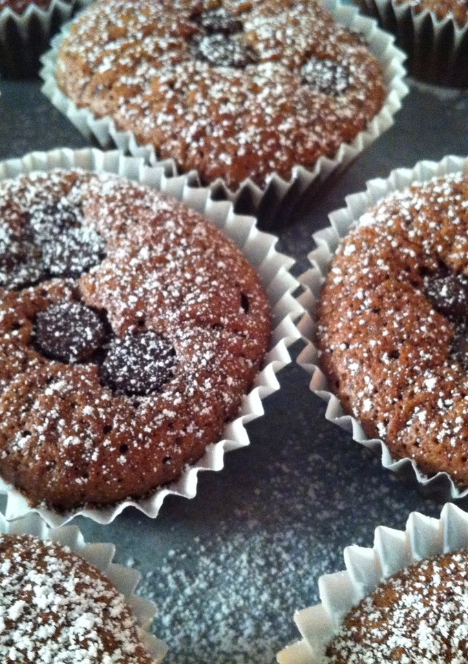 Una foto de Madalenas de chocolate con pepitas de chocolate