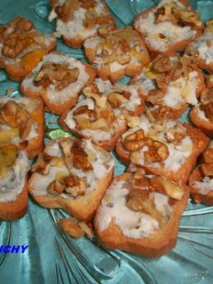 Una foto de Canapés de queso de Cabrales con nueces