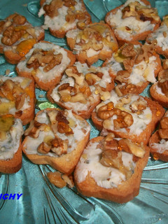 Una foto de Canapés de queso de Cabrales con nueces