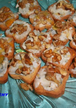 Una foto de Canapés de queso de Cabrales con nueces