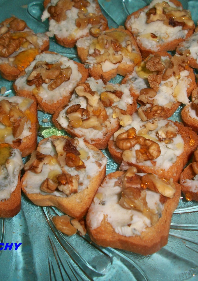 Una foto de Canapés de queso de Cabrales con nueces