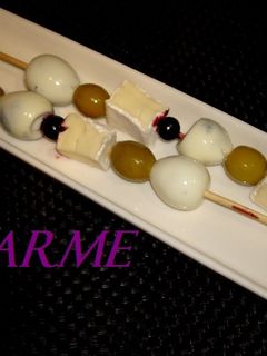 Una foto de Brochetas de huevos de codorniz y queso brie