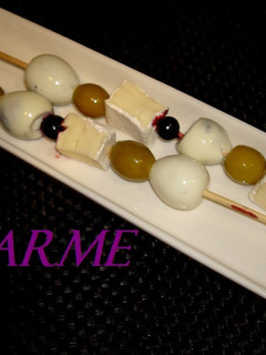 Una foto de Brochetas de huevos de codorniz y queso brie