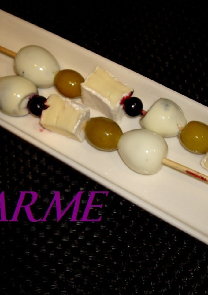 Una foto de Brochetas de huevos de codorniz y queso brie