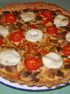 Una foto de Quiche de berenjena, pimientos rojos y queso