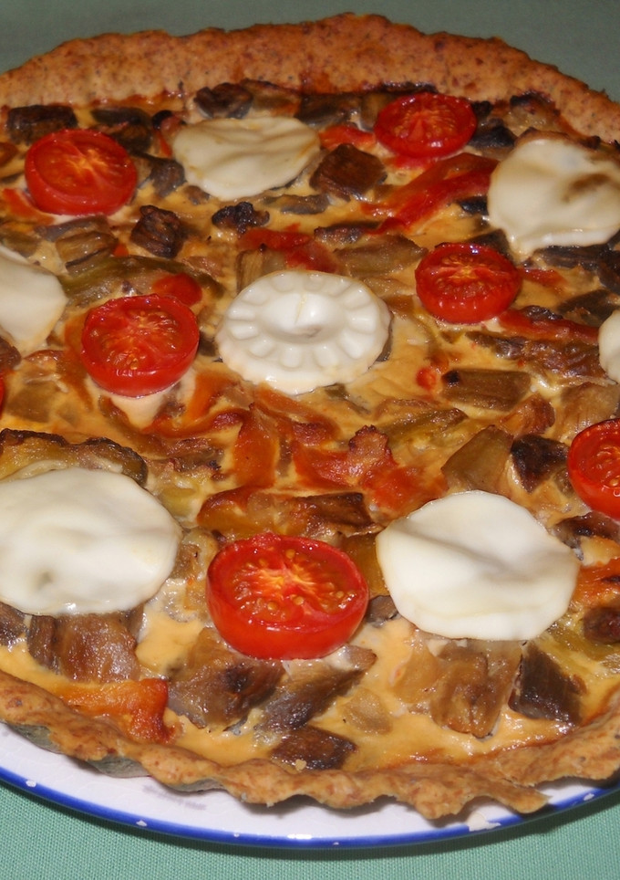 Una foto de Quiche de berenjena, pimientos rojos y queso