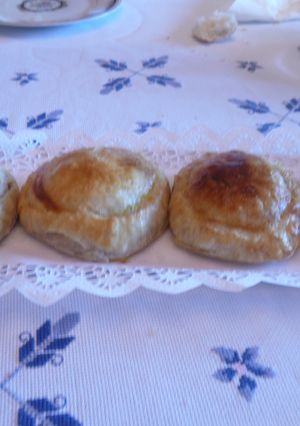 Una foto de Redonditos de hojaldre de jamón y queso