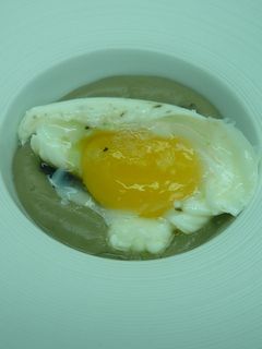 Una foto de Huevo poché con setas y crema de patata