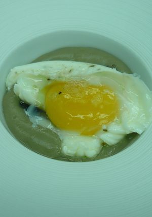 Una foto de Huevo poché con setas y crema de patata