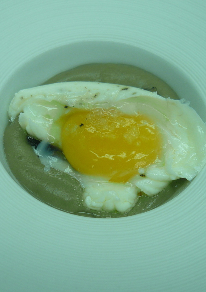 Una foto de Huevo poché con setas y crema de patata