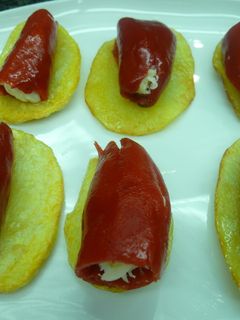 Una foto de Pimiento con brandada de bacalao sobre patata