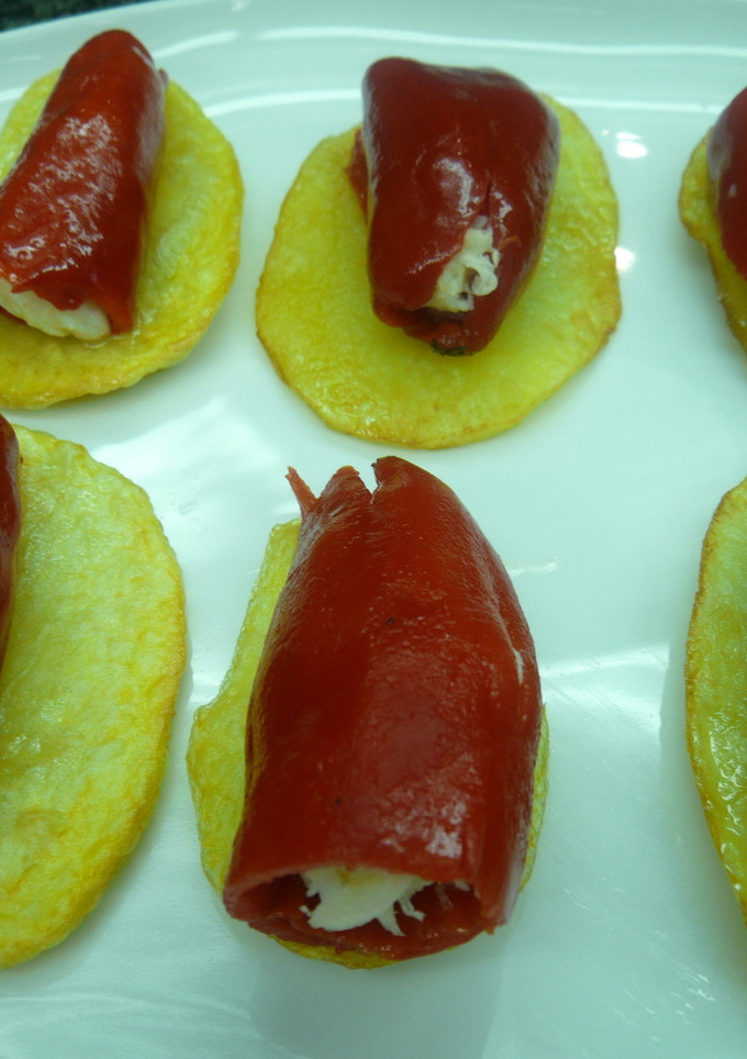 Una foto de Pimiento con brandada de bacalao sobre patata