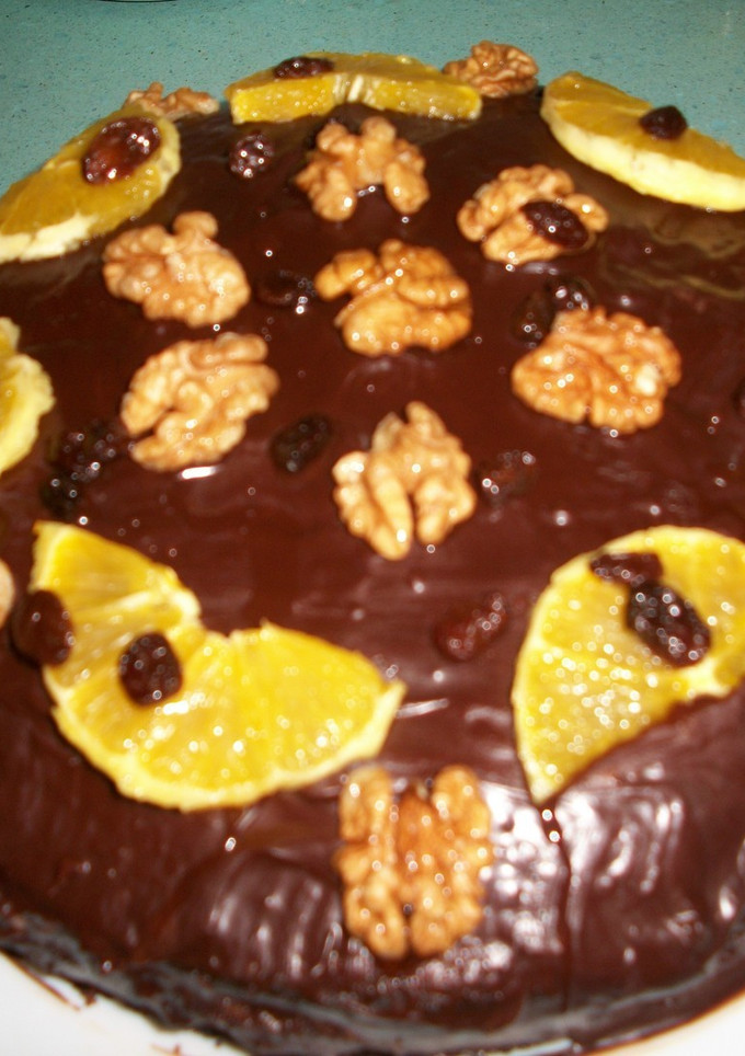 Una foto de Tarta de chocolate con crema de naranja, nata y nueces